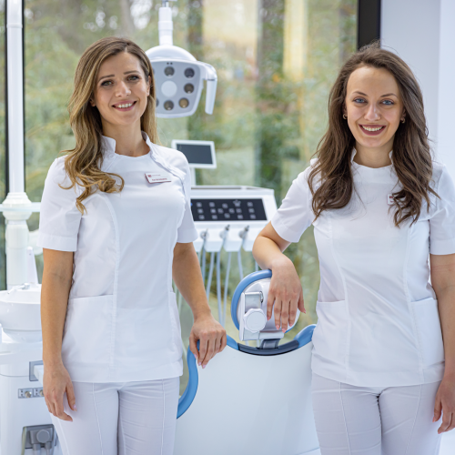 dental-assistants-in-dental-office